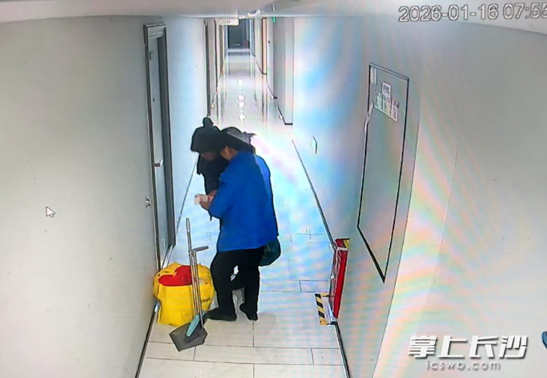 监控显示，鲲鹏物业的保洁员张凤英在清理垃圾时发现2万元现金。