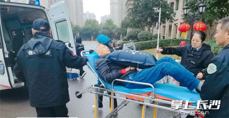 天臻物业为突发疾病的老人打通生命通道。