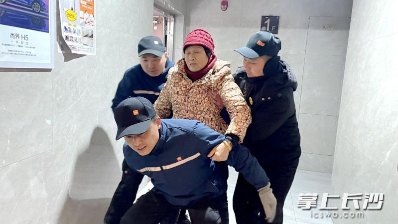 佳兆业美好的物业人员照顾摔倒的老人。