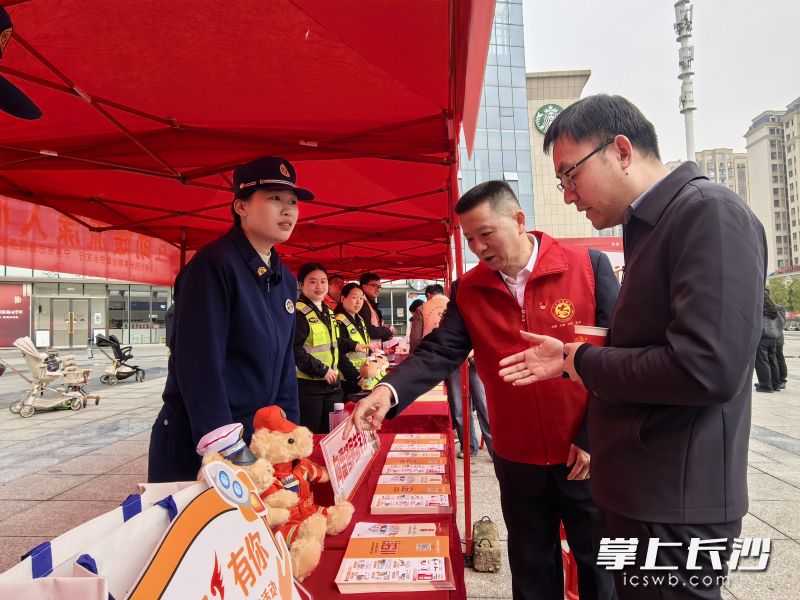 宁乡市消防救援大队积极参与活动，工作人员为市民带来相关知识。