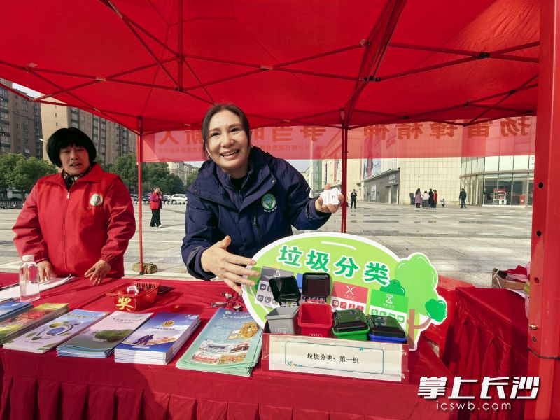 宁乡市环保志愿者协会的志愿者热心为市民普及垃圾分类知识。