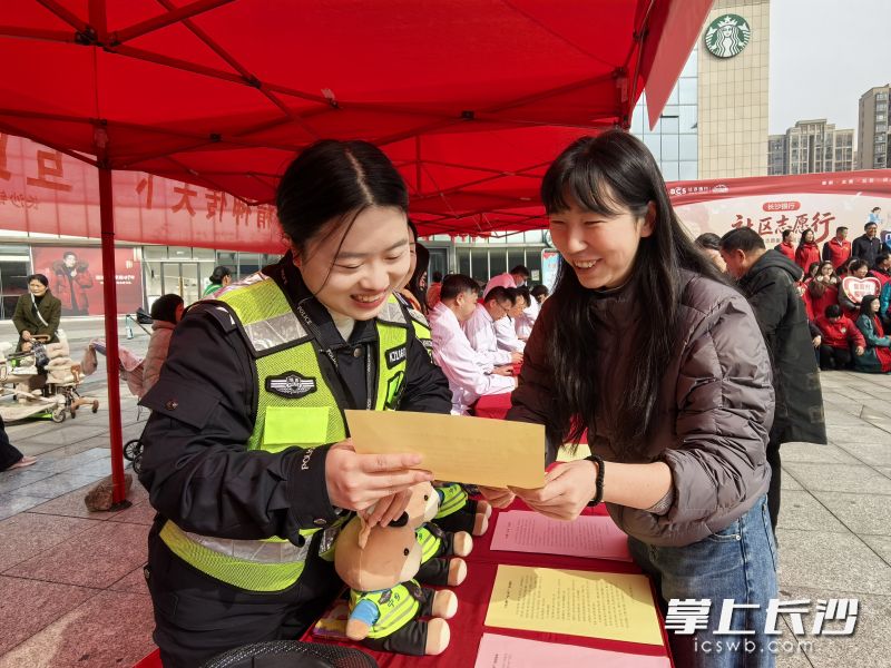 宁乡市交警大队工作人员向市民介绍交通安全知识。