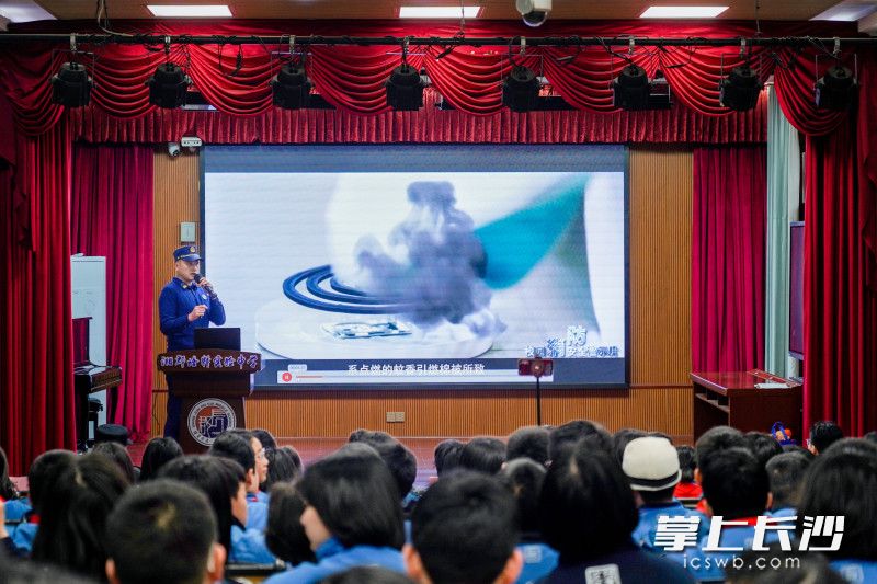 消防员在为学生上消防安全第一课。 均为长沙晚报通讯员 余娜娜 摄