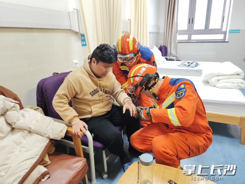 消防员正在帮患者处置戒指。 长沙晚报通讯员 徐秋华 摄 