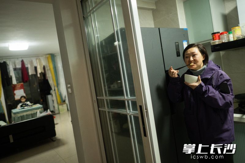 很多时候，送餐时顾不上吃饭，她就挨到下班再回家吃早已备好的饭菜。