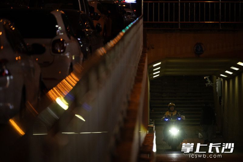 在一处地下通道里，李明珠骑车经过。她说她最喜欢这种可以过电动车的通道，因为有满满的安全感。