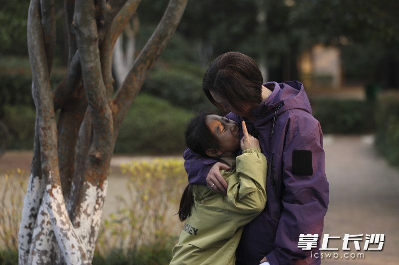 46岁的李明珠，用汗水浇灌生活，用努力赢得底气，在城市的街巷里，活成了自己和女儿最可靠的靠山。