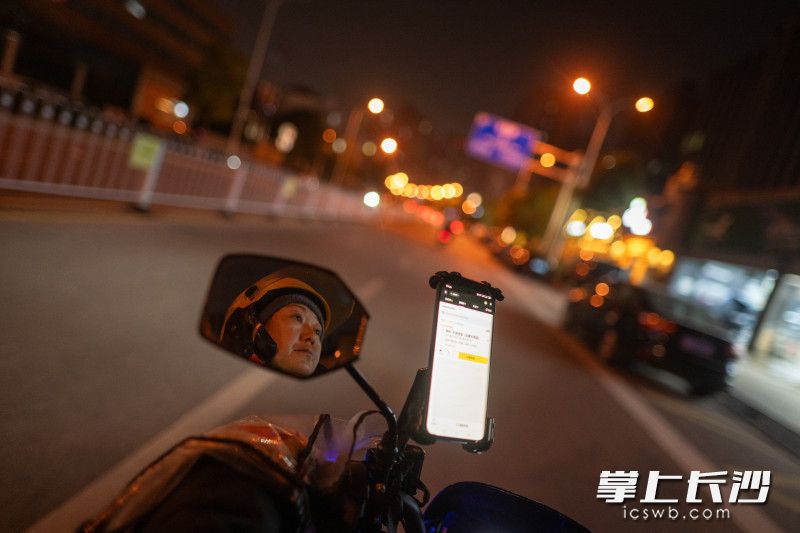 骑车在送餐的路上，李明珠说她现在活得越来越清晰和简单。