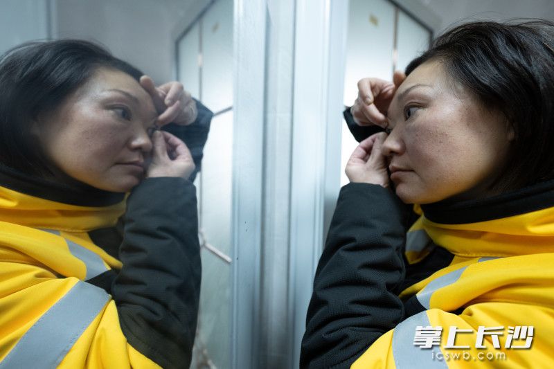 她改掉了以前戴框架眼镜的习惯，转而戴起了隐形眼镜，以防止戴着头盔起雾。