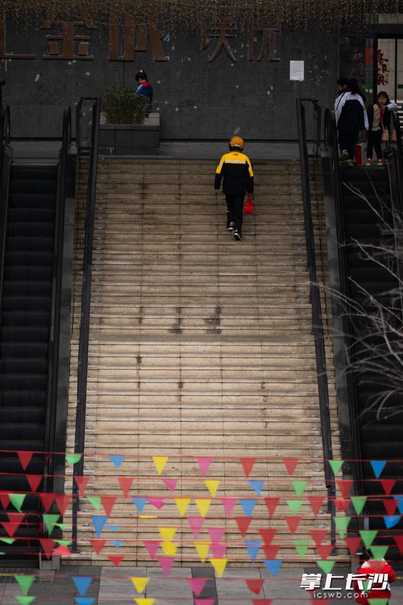 “打心底里感谢这份工作，让我能撑起这个家，给女儿一个安稳的生活。”她说。