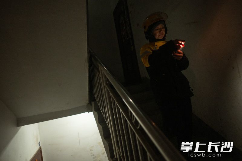 有时候遇到客户没有取餐，她会仔细地拍好照片，发给客户，提醒及时拿餐。