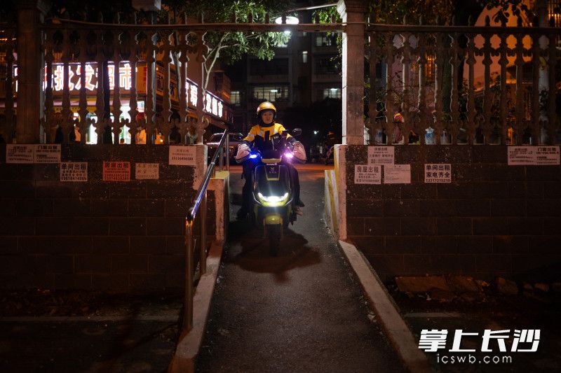 从最开始路线不熟悉，到现在什么小路、小区、小坡她都烂熟于心。