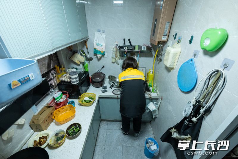 每天早上7时不到，李明珠就会早早地做好饭，送女儿上学，然后开启一天的送外卖生活。