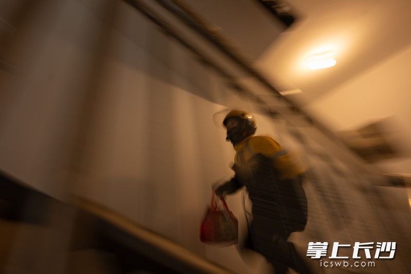 在一处农安小区送餐途中，李明珠飞快地从楼梯跑了上去。她说最累的就是这种楼梯房。