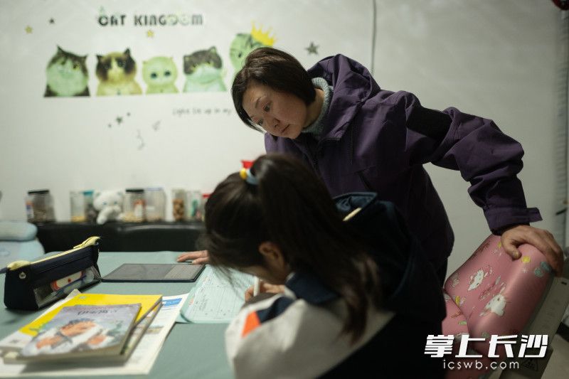 3月6日，回到家发现女儿还在做作业，她耐心地辅导女儿。