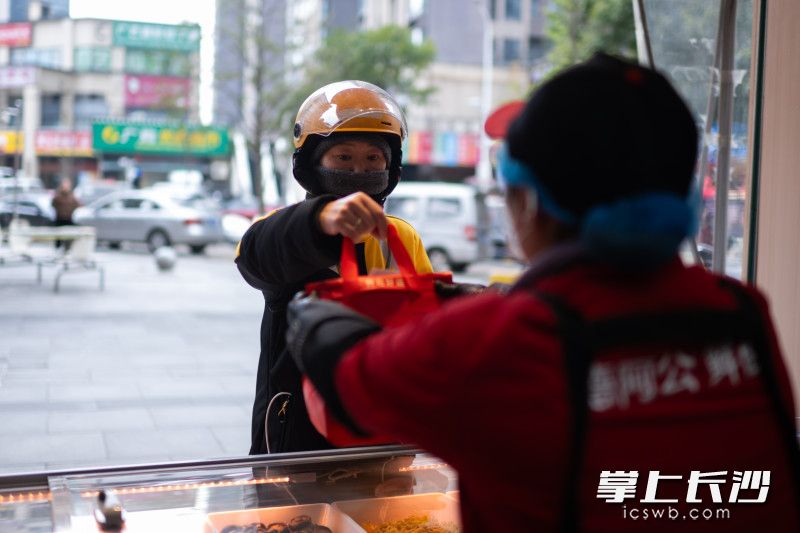 每次去取餐的时候，李明珠都会拿得很小心。