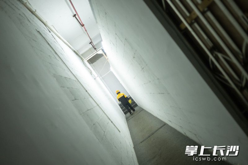 送餐的时候，她最怕客户不接电话，尤其是在一些复杂的楼道里。