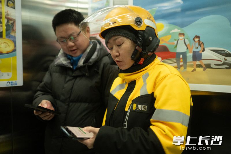 有时候在电梯里遇到同行，她也会乐于分享自己跑单的经验。