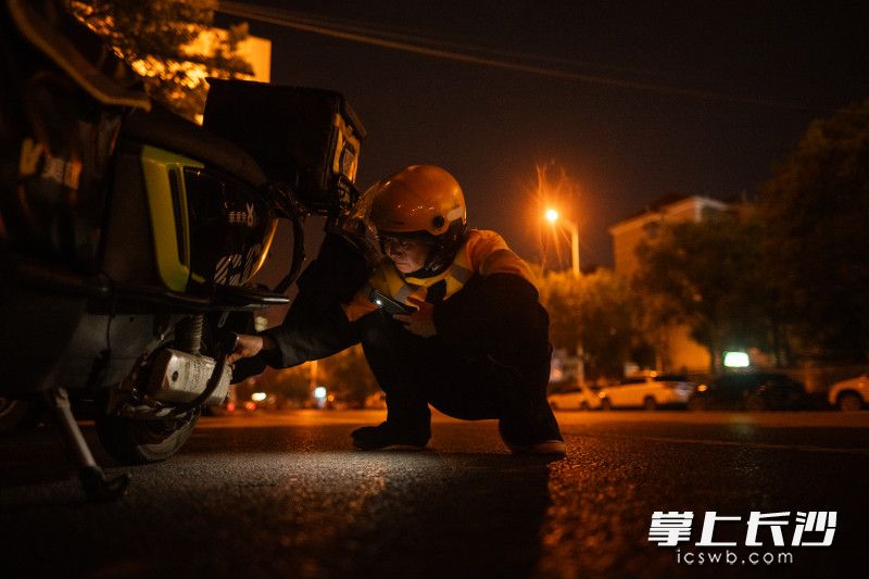 每天出车和下班之前，她都会细心地检查自己的电动车，排除一些隐患。