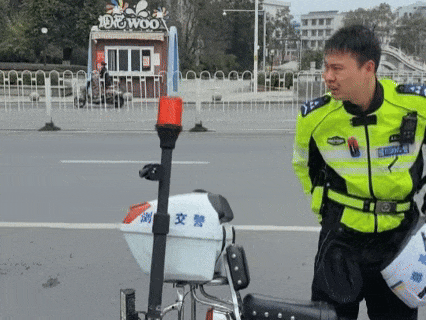 施明谱救人后浑身湿透。