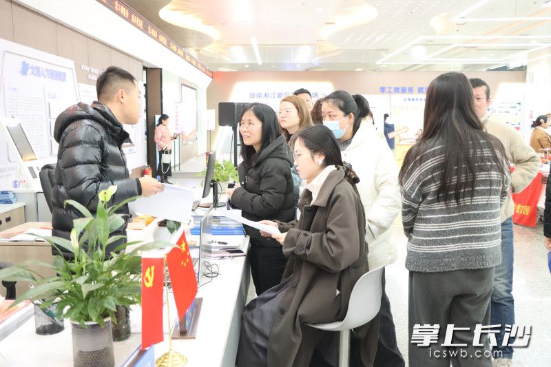 7日，“巾帼展芳华 就业启新程”春风行动暨就业援助季三八妇女节专场招聘会在新区举办。