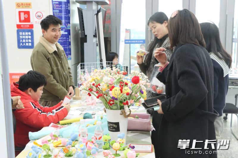 现场还为女性求职者准备了就业知识趣味猜谜等游戏。均为长沙晚报通讯员胡谦供图