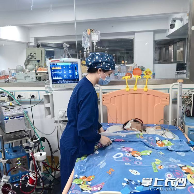 孩子正在湖南省儿童医院重症医学科接受治疗。 医院供图
