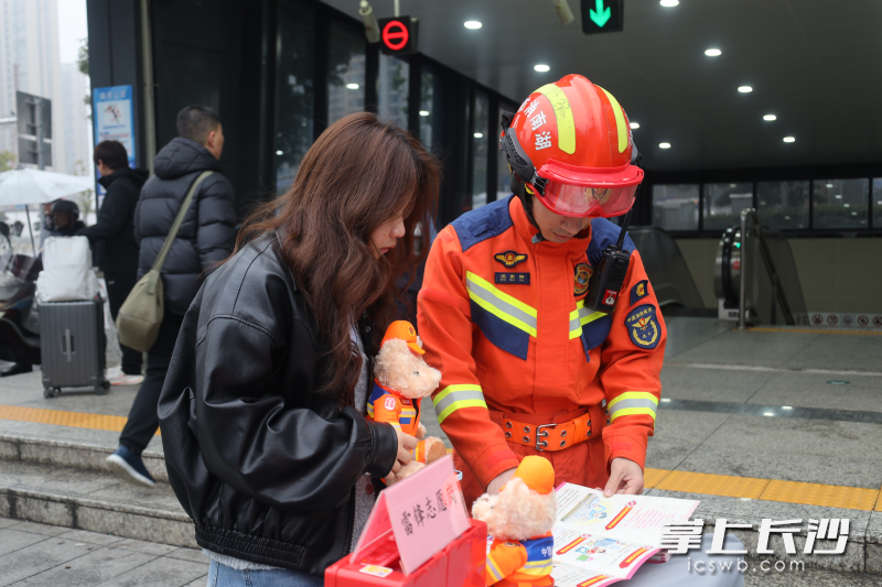 消防员在开展学雷锋志愿服务活动。 均为长沙晚报通讯员杜泽源摄