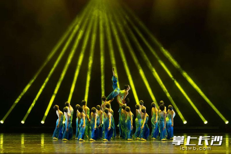 张爱红编导的作品《千帆竞·奋楫者先》荣获湖南省舞蹈大赛表演金奖、创作铜奖。