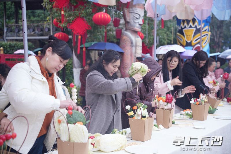 游客们发挥巧思，在动手创作中尽享节日乐趣。