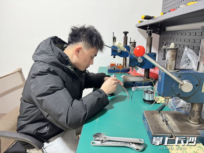 在德晟智能长沙研究院，研究人员正在组装人形机器人关节。 长沙晚报全媒体记者 周游 通讯员 刘佳妮 摄影报道