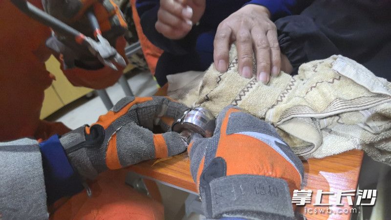 消防员正在救援。 长沙晚报通讯员 王磊 摄