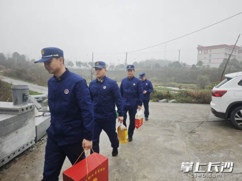 消防员去小秋璇家走访慰问。