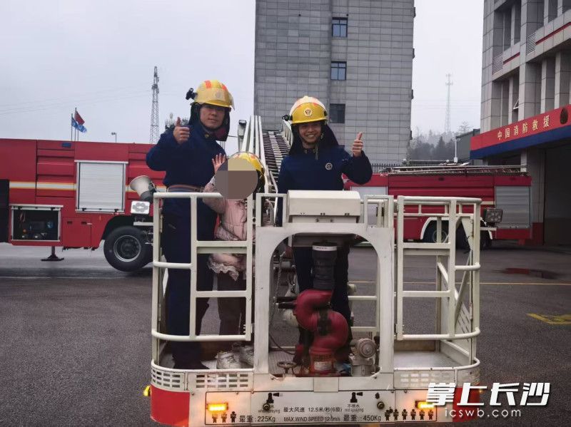 消防员带领小秋璇体验消防车。 均为长沙晚报通讯员 唐之享 摄