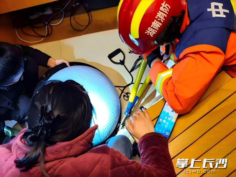 消防员为女子剪掉钩子。 长沙晚报通讯员 邓星溢 摄