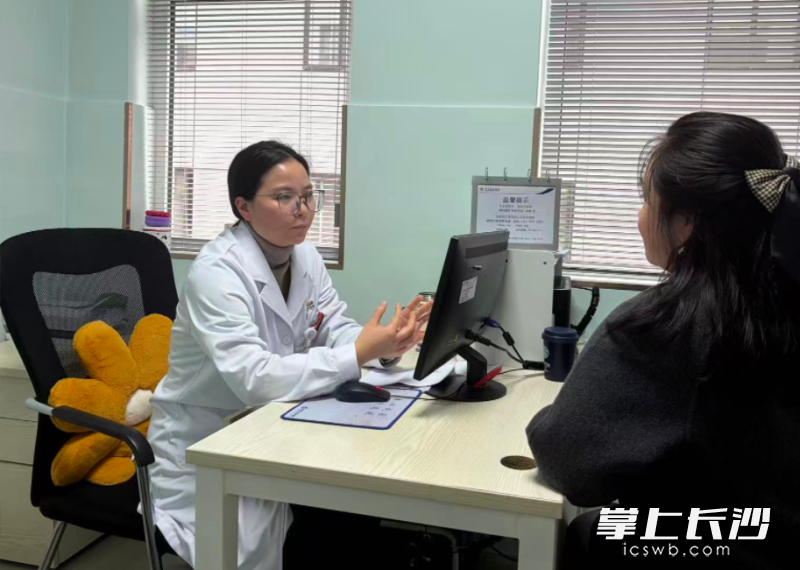 湖南航天医院急危重症医学部动物致伤救治中心心理门诊今天下午一开诊，便有市民前来咨询相关问题。 长沙晚报全媒体记者 杨蔚然 通讯员 张璋 摄