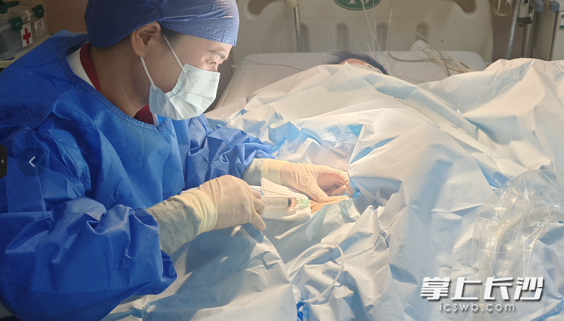 湘雅医院静脉治疗团队率先将股静脉隧道PICC技术引入婴幼儿群体，截至目前，该技术已成功应用于200余例存在困难静脉通路的婴幼儿。长沙晚报通讯员 朱芳 周霞 摄