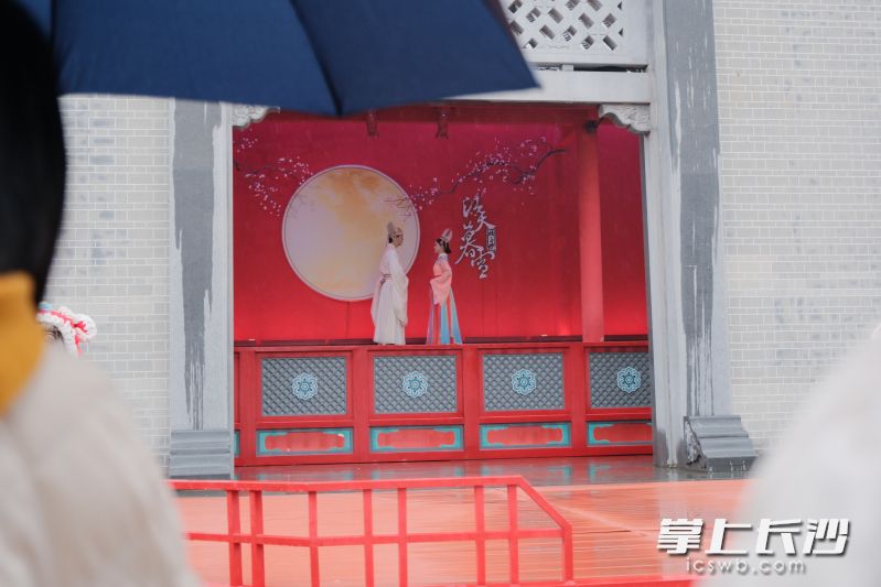 2026橘子洲首届花神节在《花开橘洲·江天暮雪》实景演艺剧场拉开帷幕。 除署名外均为主办方供图