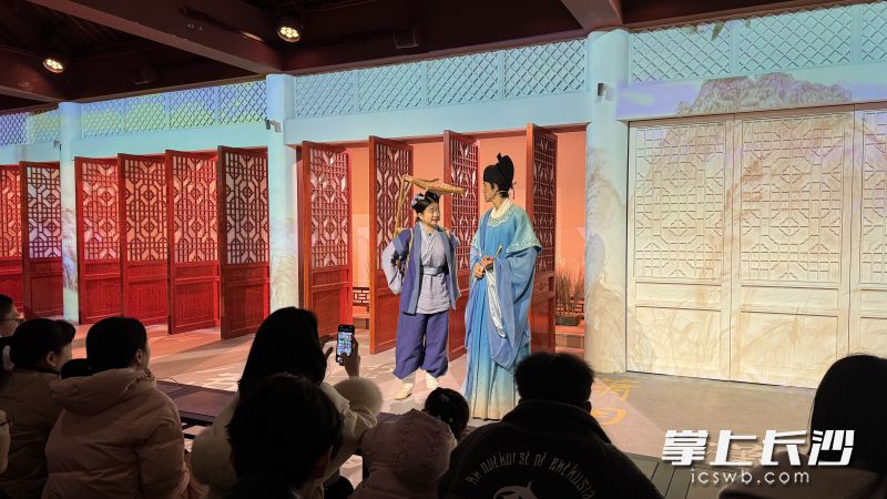 “行浸式戏剧盲盒”让市民游客感受江天暮雪背后的文化韵味。 长沙晚报全媒体记者 佘倩文 摄
