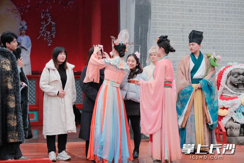 在剧场，传统花朝习俗是触手可及的互动体验。