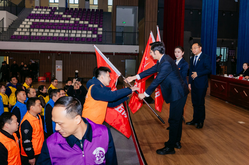 各支先锋队从永安镇党委书记周建国手中接过旗帜，即将奔赴一线。长沙晚报通讯员 陈淑敏供图