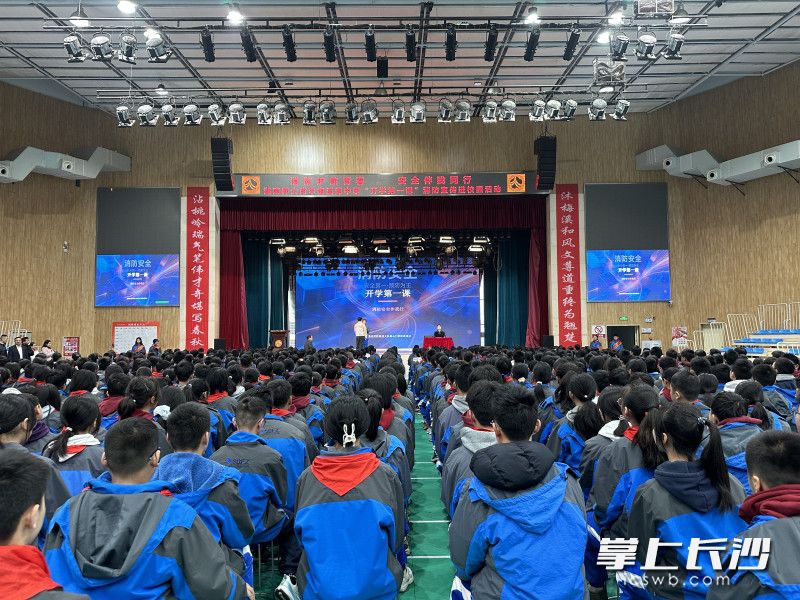 消防员在学生上“开学第一课”。