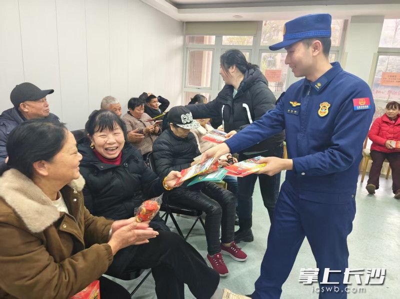 图为消防员在养老院发放防火资料。 均为长沙晚报通讯员 黎双 供图