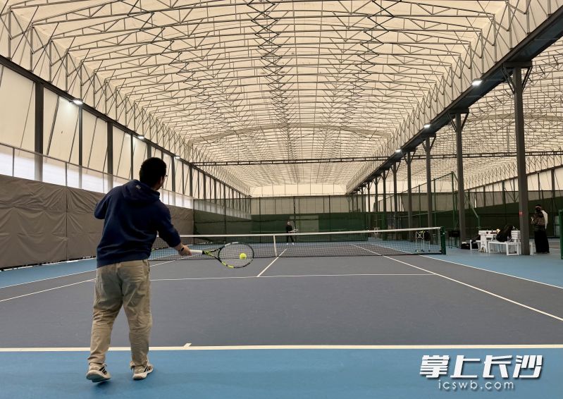 昔日铁路沿线城市“灰地”上建起的网球馆。 长沙晚报全媒体记者 李卓 摄