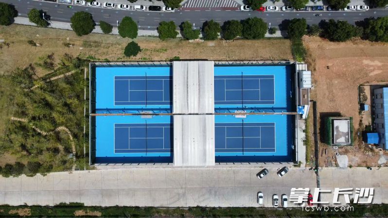 航拍镜头下的铁路体育文化公园网球馆，京广铁路线就在其下方西侧。
