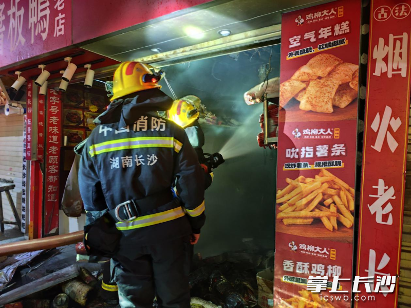 消防员正在灭火。 长沙晚报通讯员 徐秋华 摄