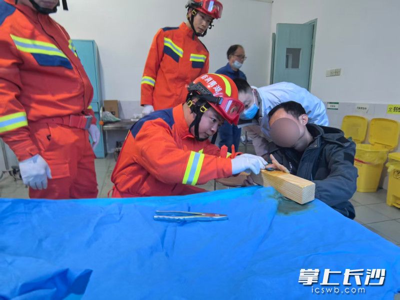 消防员在处置险情。 长沙晚报通讯员 旷米来 摄