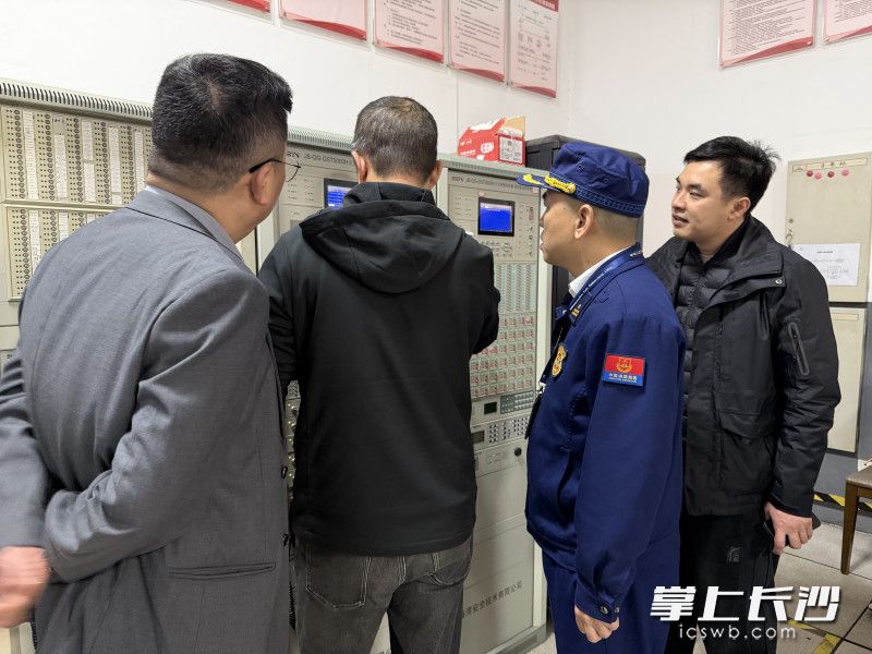 消防监督员在进行检查。 长沙晚报通讯员 余娜娜 摄