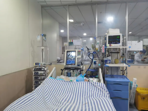 历经13天昼夜救治,患者成功脱险,生命体征恢复平稳。长沙晚报通讯员 宁凤玲 欧阳斓 刘祉希 供图 历经13天昼夜救治,患者成功脱险,生命体征恢复平稳。长沙晚报通讯员 宁凤玲 欧阳斓 刘祉希 供图