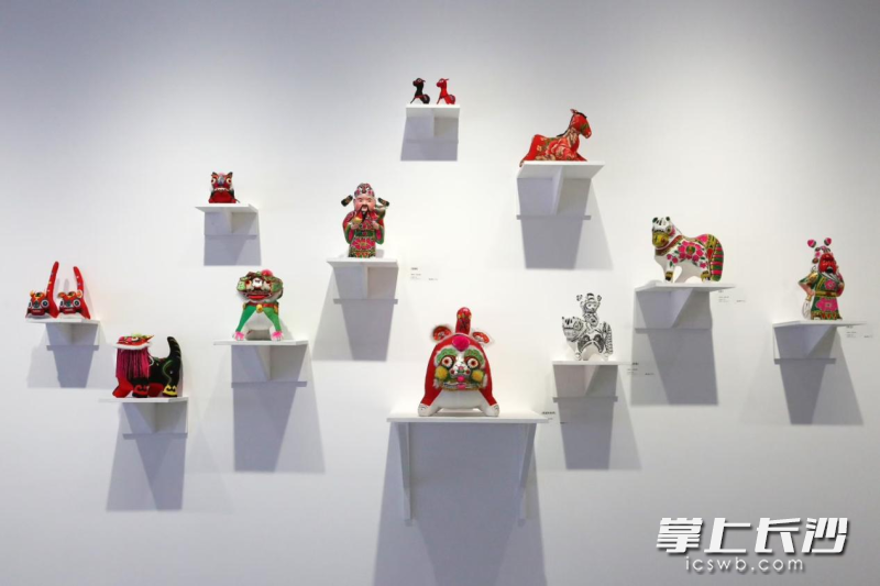 “喜笑童颜”版块展品：凤翔泥塑、布老虎。